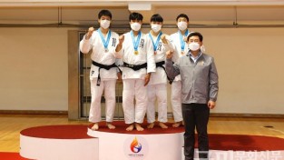 16-1. 이상일 용인특례시장이 금메달을 획득한 유도팀을 격려하고 있다 (1).JPG