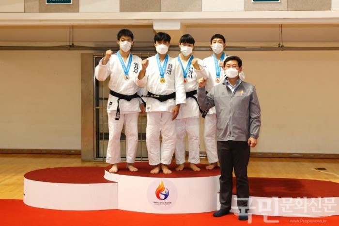 16-1. 이상일 용인특례시장이 금메달을 획득한 유도팀을 격려하고 있다 (1).JPG