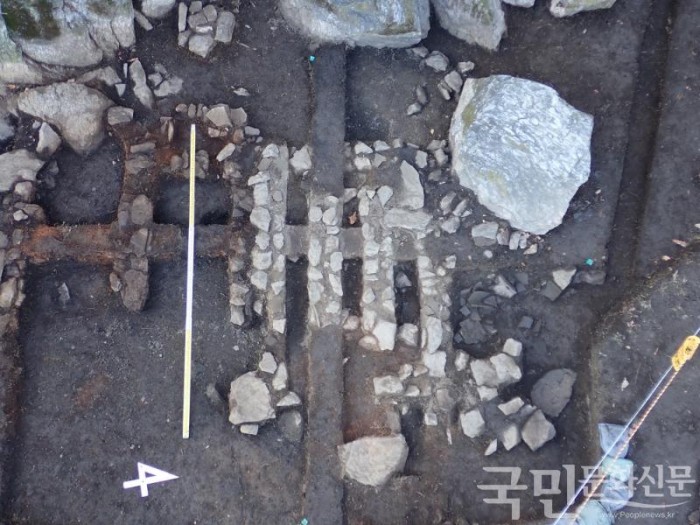 1-2. 용인 석성산 봉수 유적에서 발견된 건물지 모습.JPG