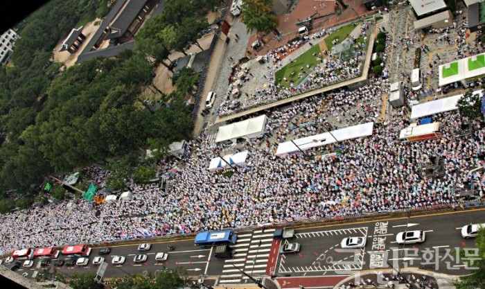 아 사진은 거룩한방파제 행사를 주최하는 [국민대회] 측에서 작년 7월 16일에 있었던 퀴어축제 반대국민대회 행사 사진입니다..jpg