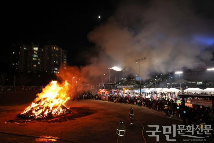 7-4. 신봉동 정월대보름맞이 행사에서 시민들이 달집태우기를 관람하고 있다.JPG