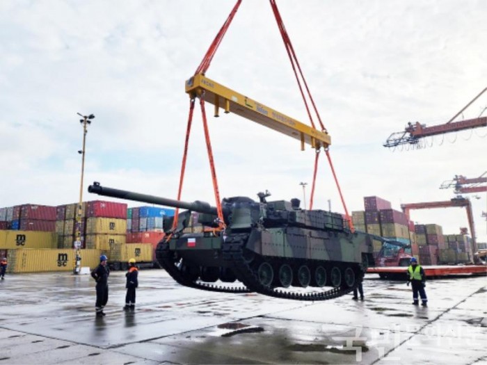 폴란드 그드니아 항구에 도착한 현대로템 K2 전차.jpg