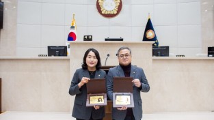 용인특례시의회 김길수·신나연 의원, 구갈동 재건축연합회로부터 감사패 전달
