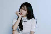 배우 김소연, 패션 매거진 ‘얼루어’와 함께한 7월 화보 공개