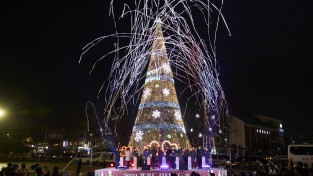 성탄의 기쁨을 온 누리에 “수원 화성행궁 광장”에 ‘성탄트리’ 점등