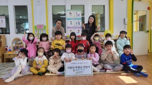 굿네이버스 경기남부사업본부-용인 글로벌키즈어린이집, 바자회 후원금 전달식 진행