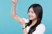난민 소녀 가수 완이화, 미얀마 난민 청소년 돕는 팔찌 펀딩에 재능기부