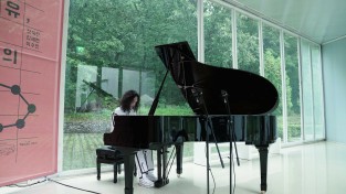 피아니스트 문용의 네 번째 ‘연결공간’ 온택트 뮤지엄 콘서트가 9월 23일(금) 오후 5시 최초 공개된다.